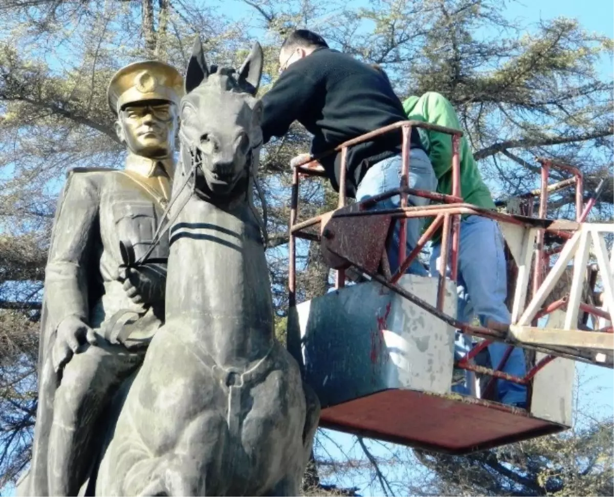 Ödemiş'in Atatürk'ü ile Efe'si Parladı