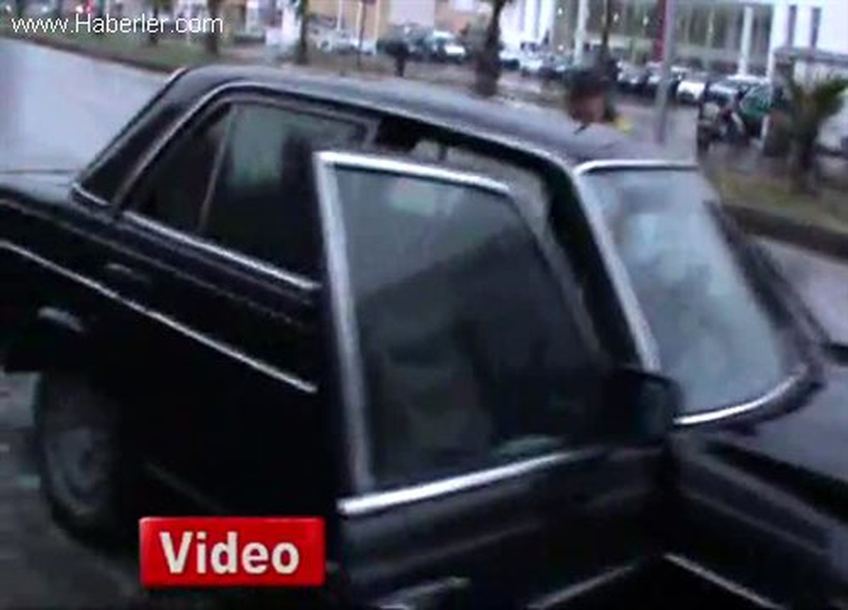 Otomobil Otobüs Durağına Girdi: 1\'i Ağır 2 Yaralı