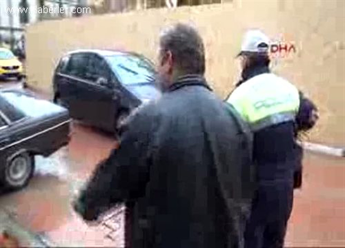 Otomobiliyle Çöken Yoldaki Çukura Düştü