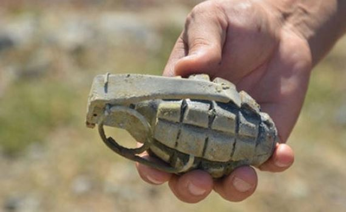 (Özel Haber) Silivri\'de İnşaat Temeli Kazısında Patlamamış El Bombası Bulundu