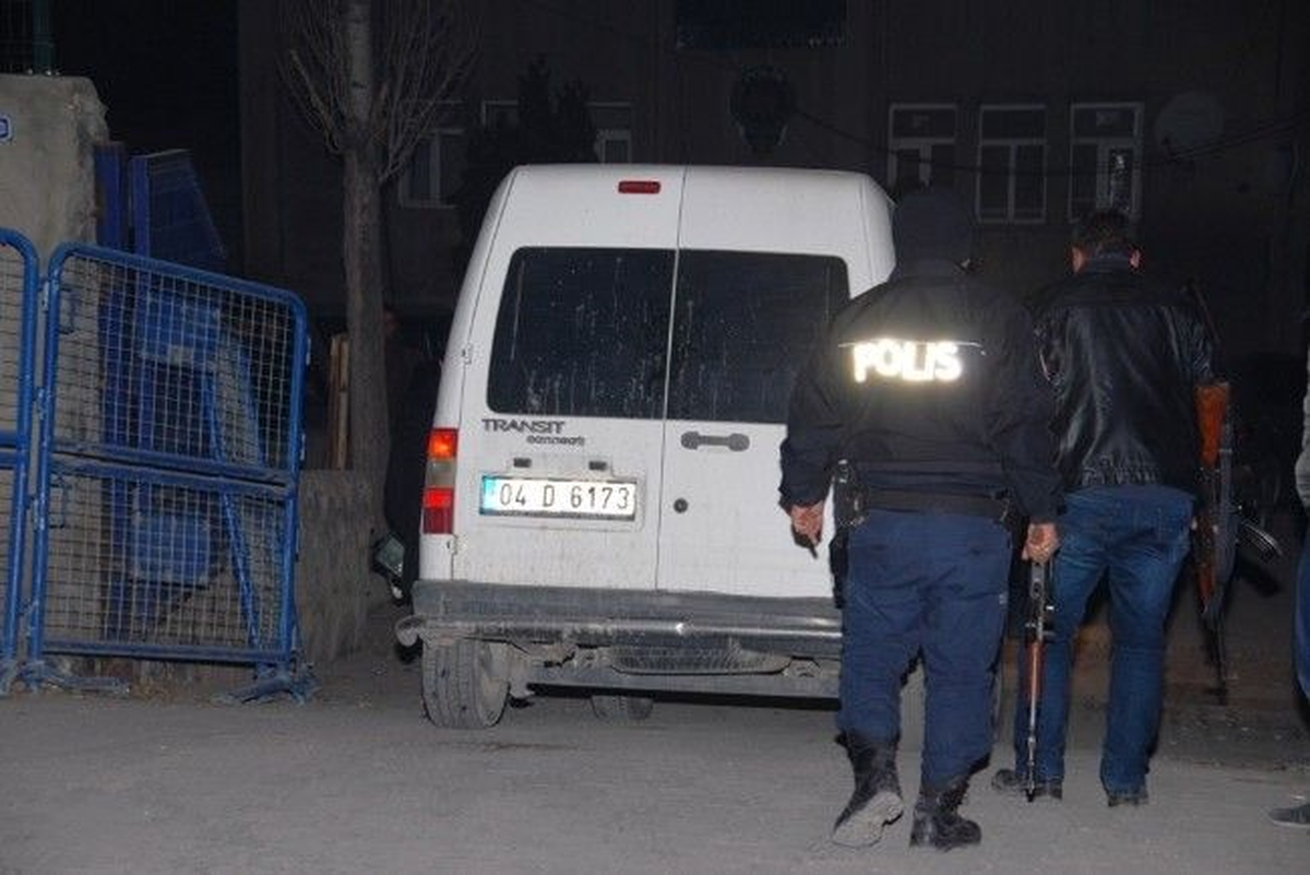 Polis Merkezinin Bahçesine El Yapımı Patlayıcı Attılar