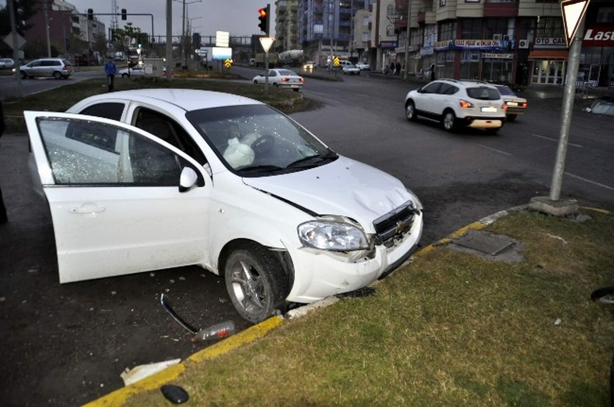 Siverek\'te Motosiklet İle Otomobil Çarpıştı: 2 Yaralı