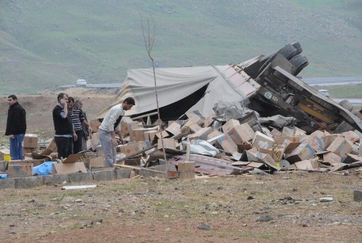 Tır Devrildi, Dinamit Lokumları Çevreye Saçıldı