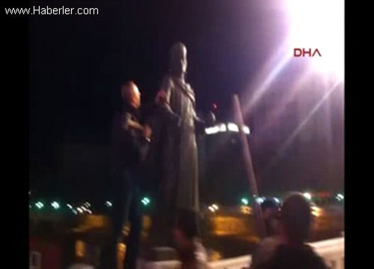 Üsküp\'te Çar Duşan Heykeline Saldırdılar