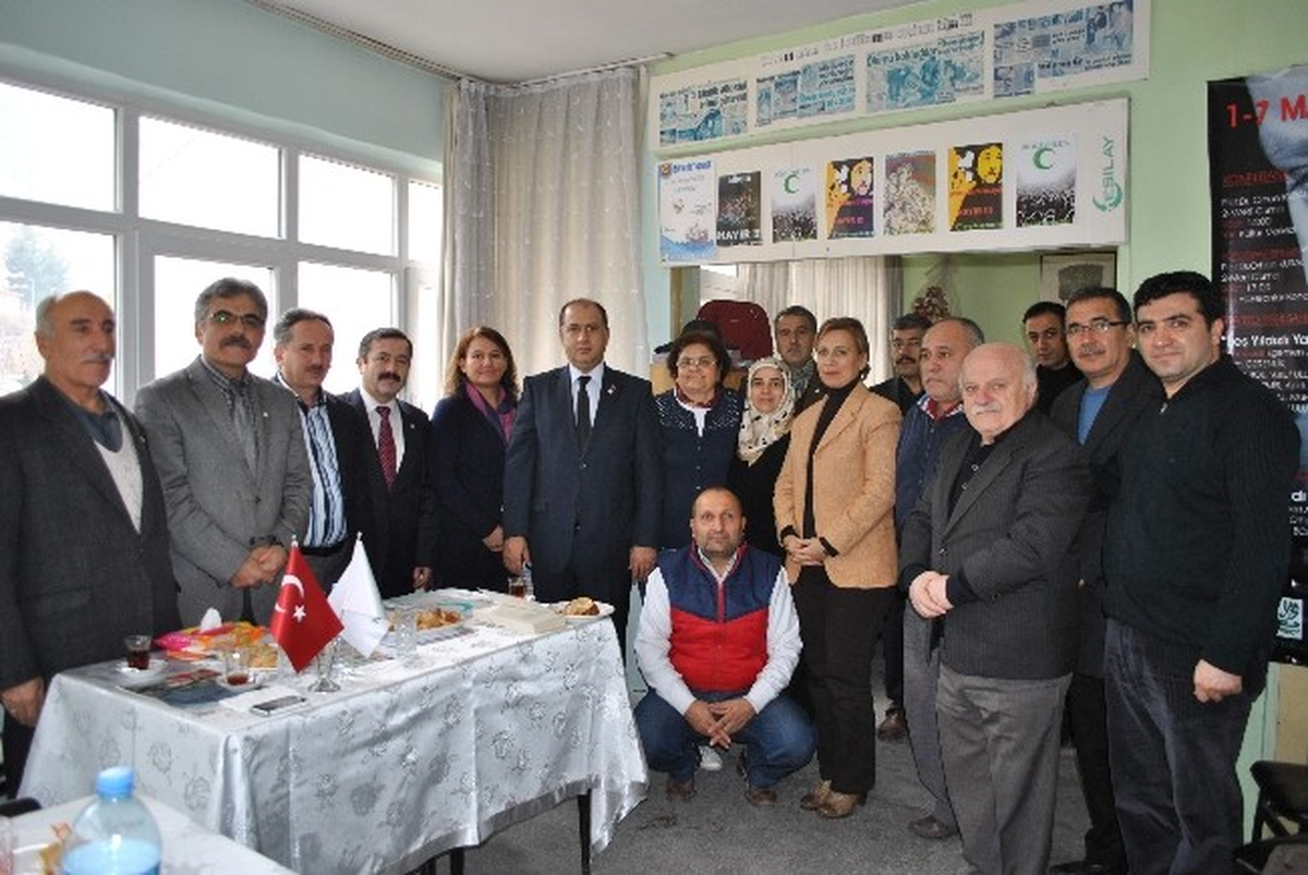 Vali Çomaktekin Yeşilay\'a Üye Oldu