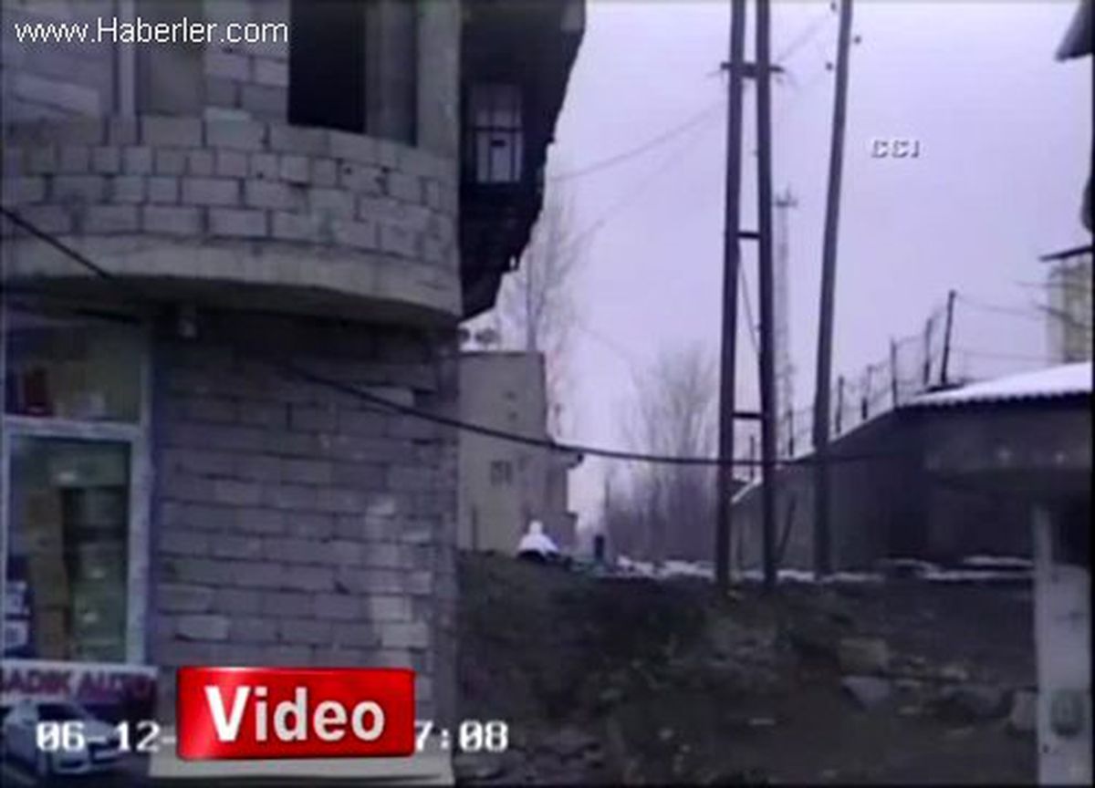 Göstericiler Van - Hakkari Yolunu Trafiğe Kapattı