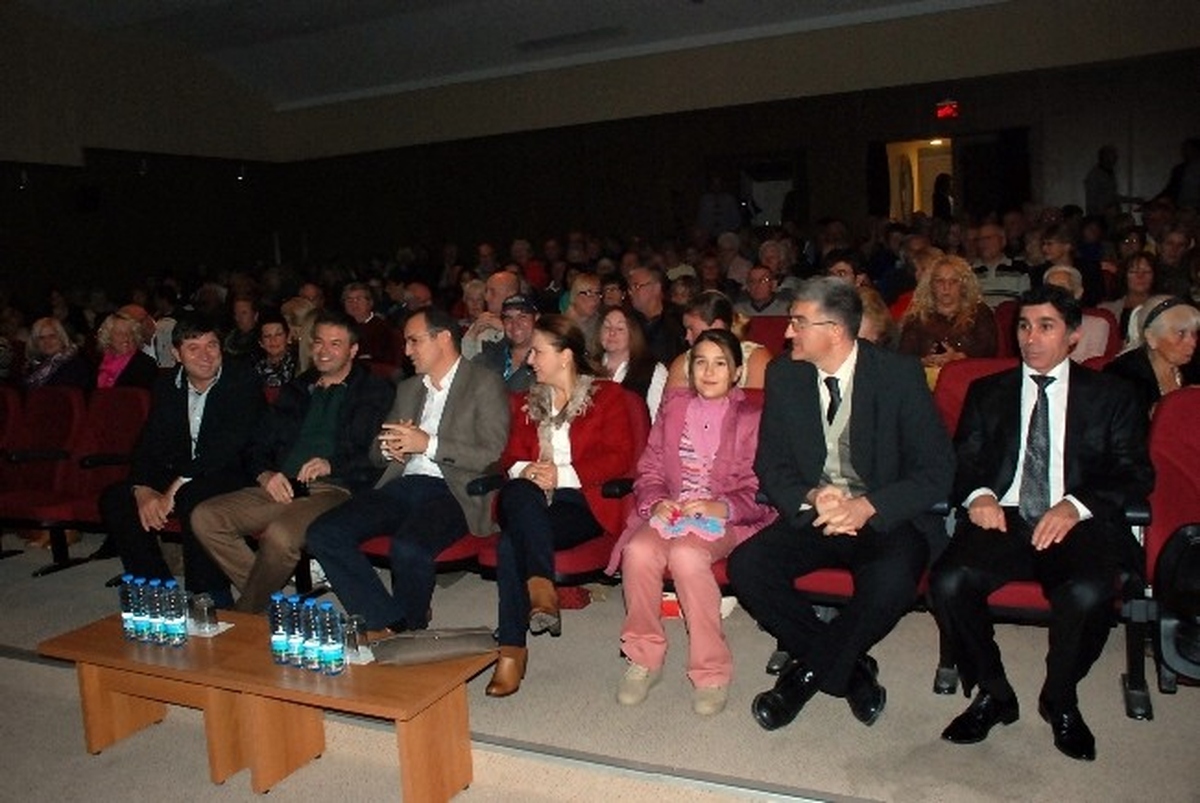 Yabancıların Amatör Tiyatro Grubu Engelliler Yararına Oyun Sahneledi
