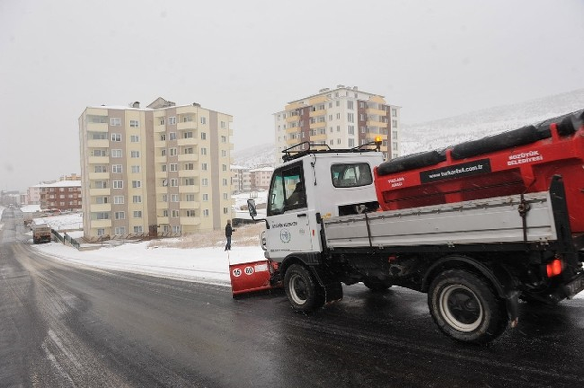 Yolda Kalan Aracın İmdadına Belediye Ekipleri Yetişti
