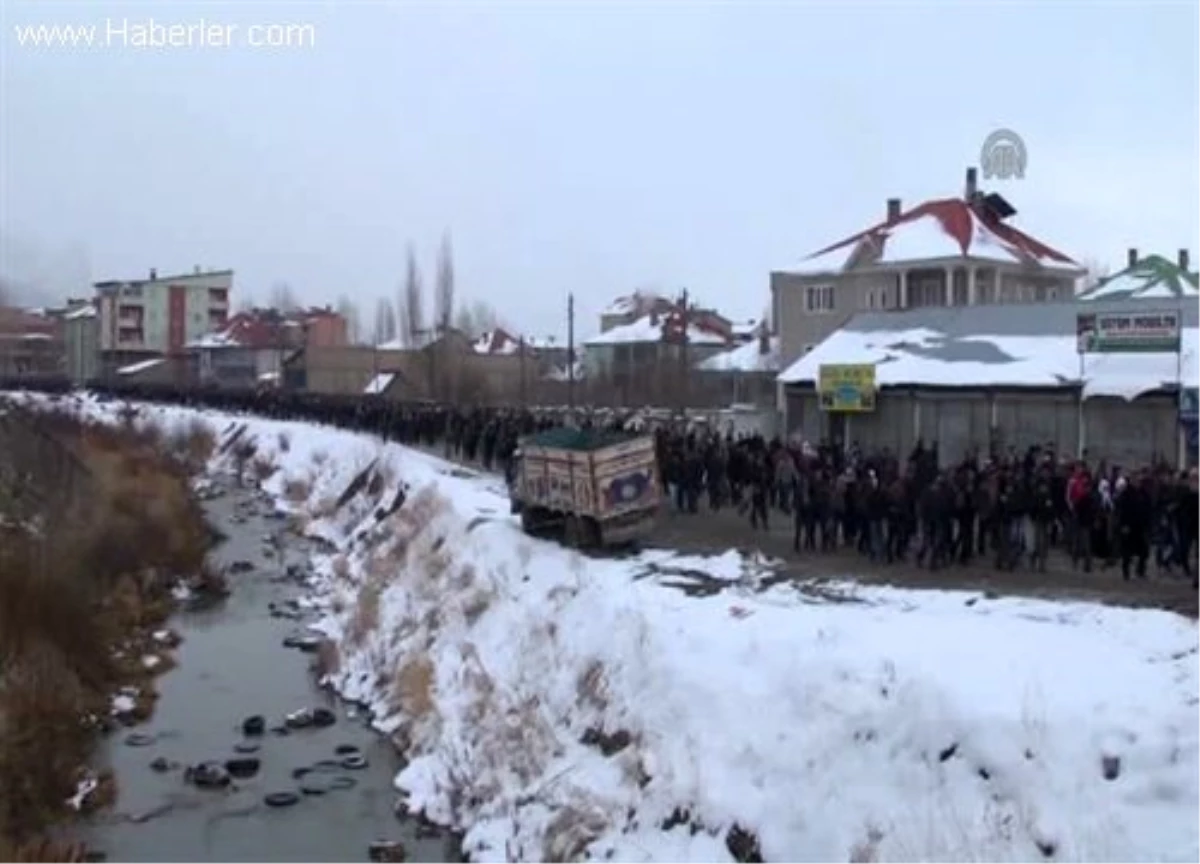 Yüksekova\'daki izinsiz gösteride ölen 2 kişinin cenazesi
