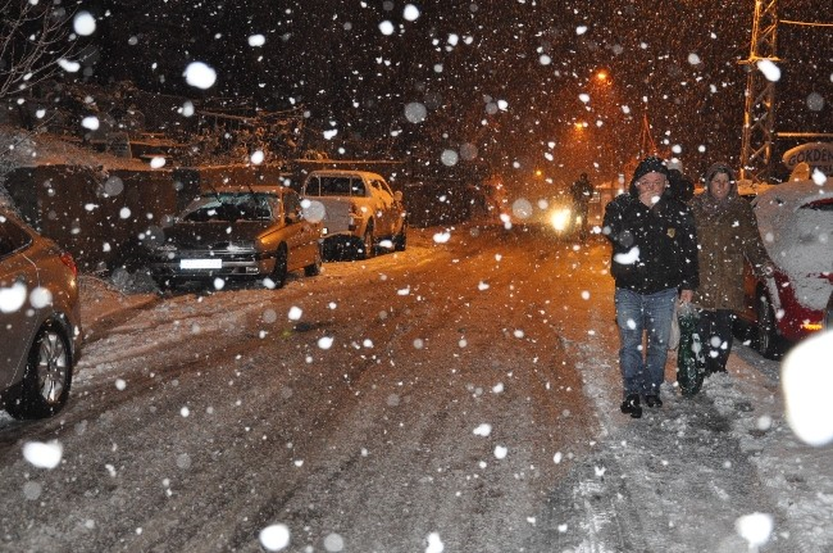 Zonguldak\'ta Kar Yağışı Ulaşımı Olumsuz Etkiledi