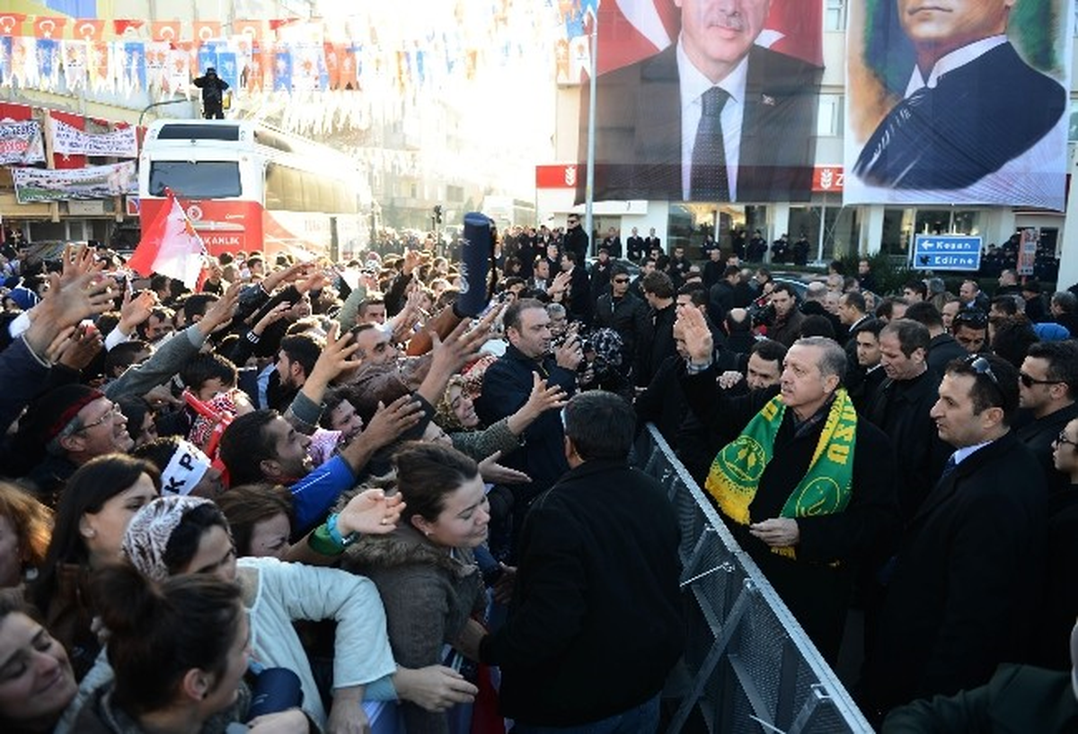 Başbakan Erdoğan\'ın Uzunköprü Mitingi Sonrası Satranç İzdihamı