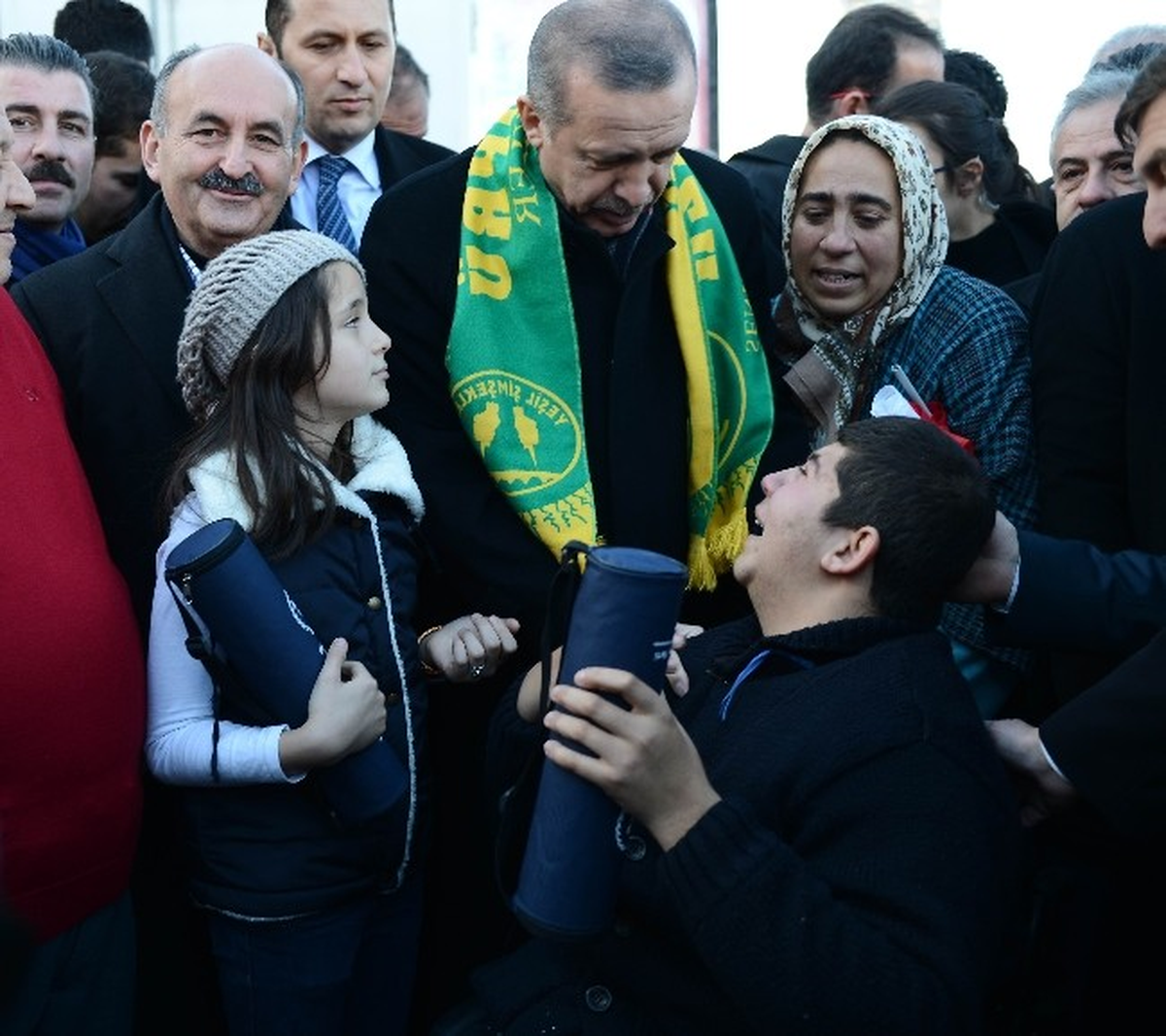 Başbakan Erdoğan Kendisini Görmek İsteyen Engelli Çocuğa Sarıldı