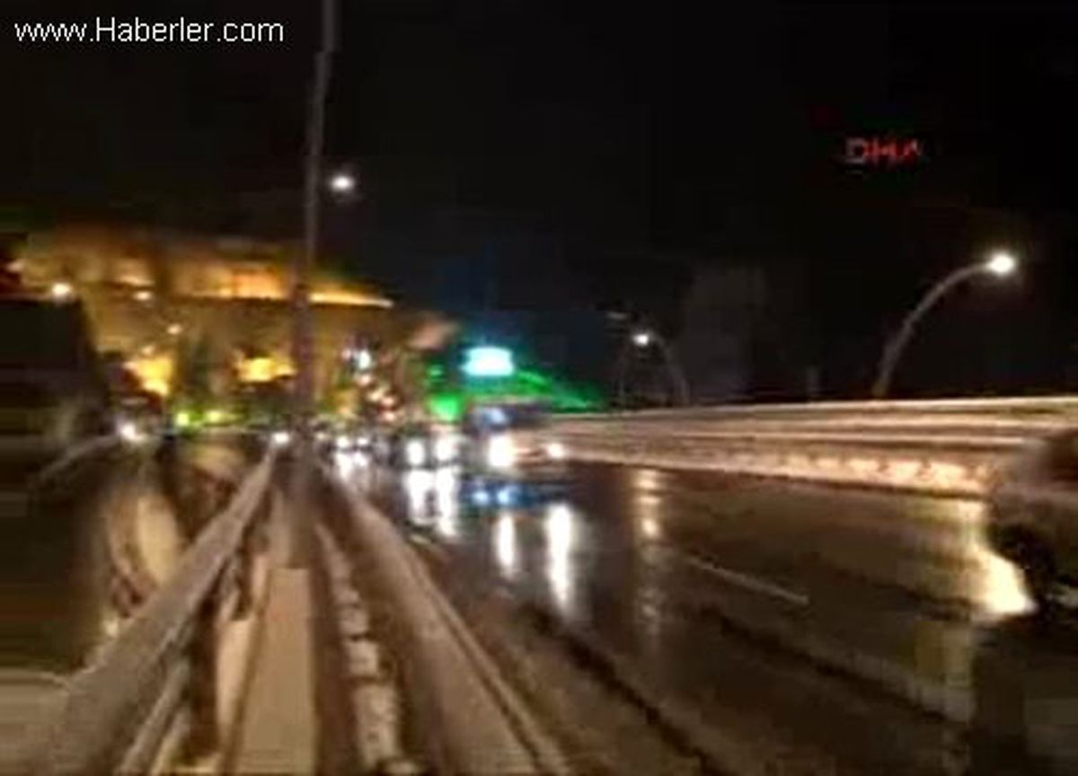 Başkent Ankara\'da Akşam Saatlerinde Başlayan Kar Yağışı Yolları Buz Pistine Çevirdi.