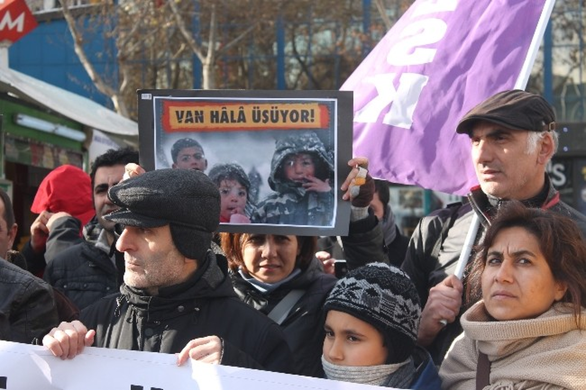 Başkent\'te Van Depremzedeleri İçin Battaniyeli Oturma Eylemi