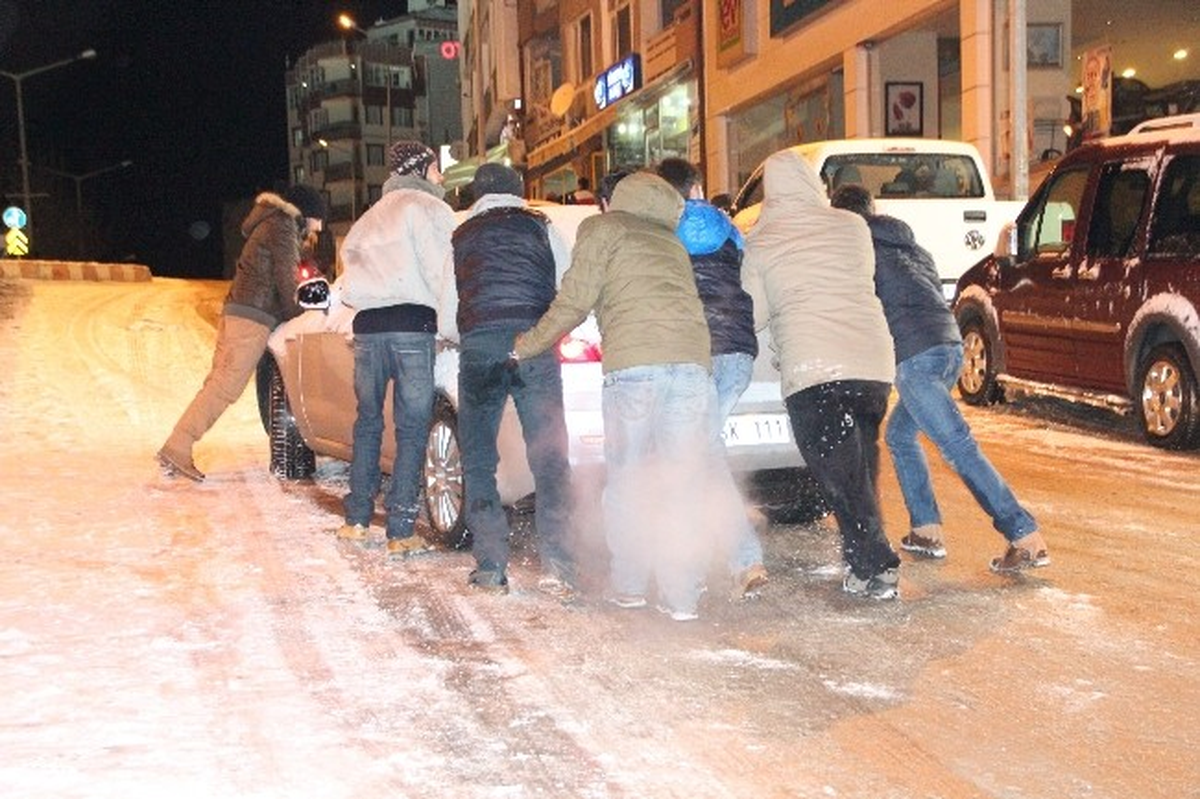 Bilecik\'te Yollar Buz Pistine Döndü