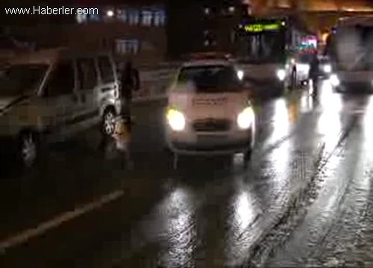 Buzlanan Isıtmalı Bulvarda Meydana Gelen Kazalar Kamerada 2
