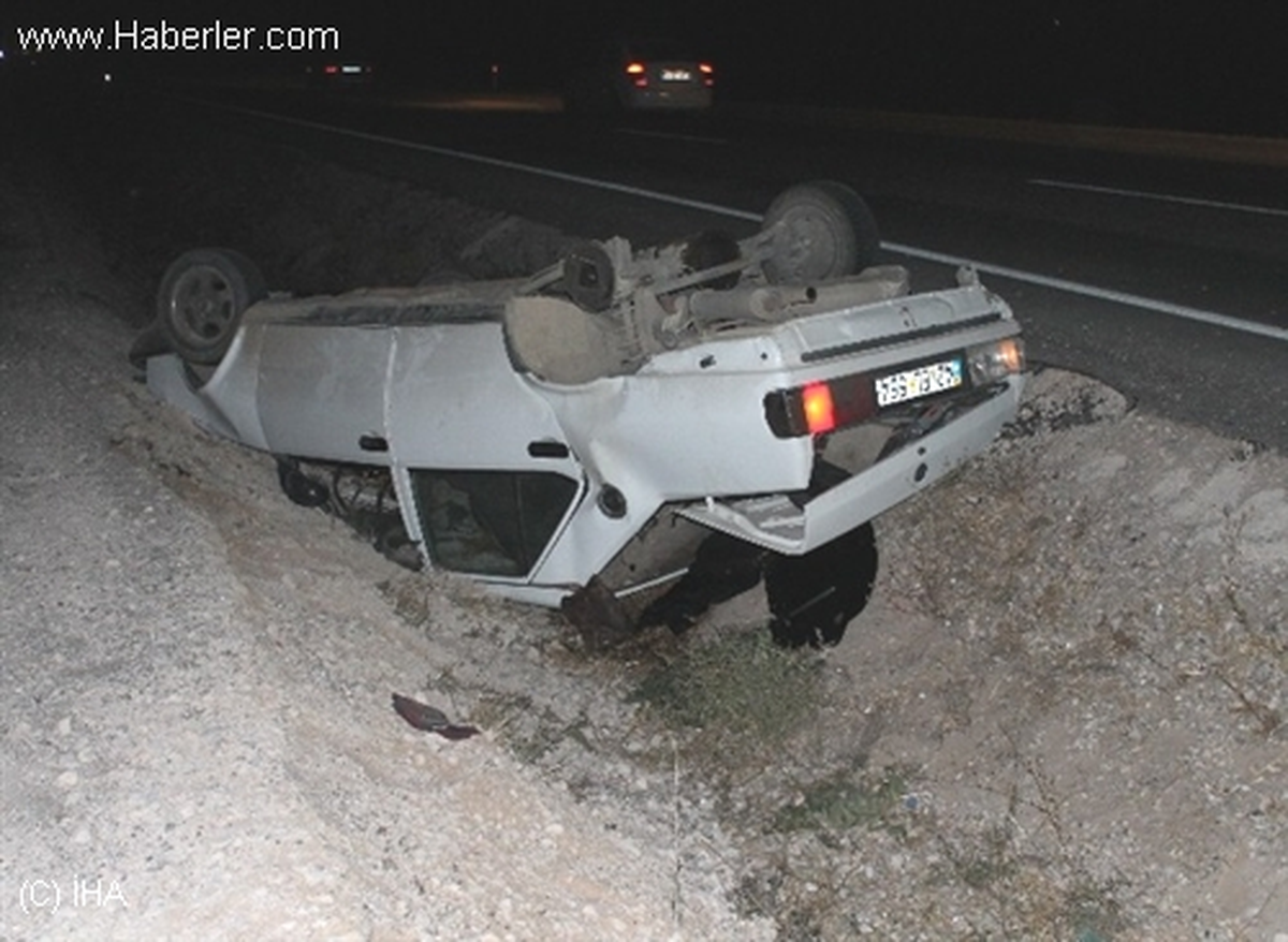 Devrilen Otomobildeki 2 Kişi Yaralandı
