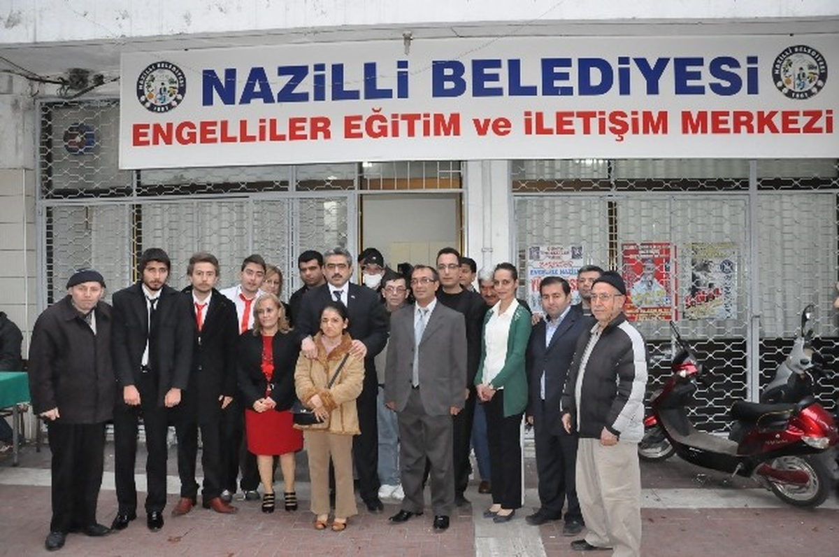 Engellilerden Başkan Alıcık\'a Plaket