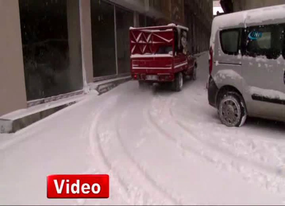 Erzurum\'da 400 Köy Yolunu Ulaşıma Kapadı