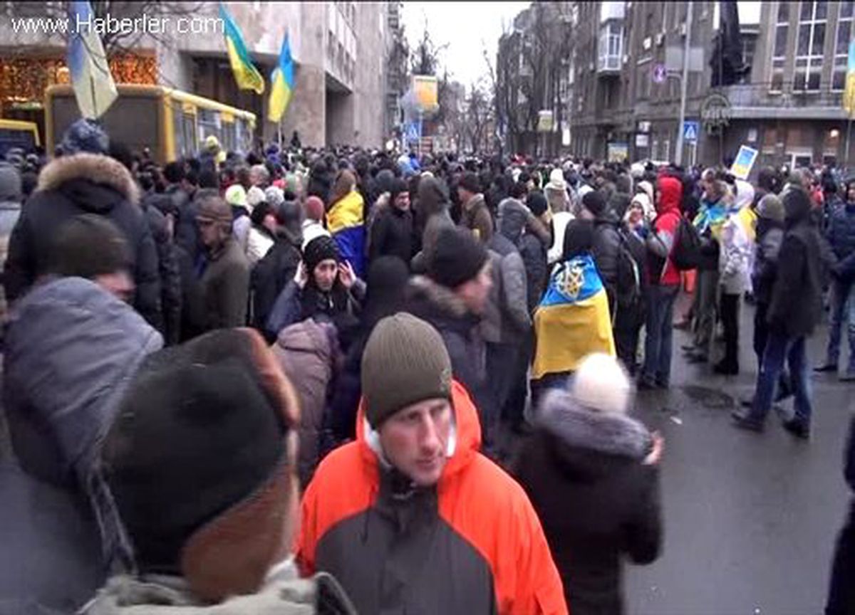 Göstericiler, Kiev\'deki Lenin Heykeli\'ni parçaladı
