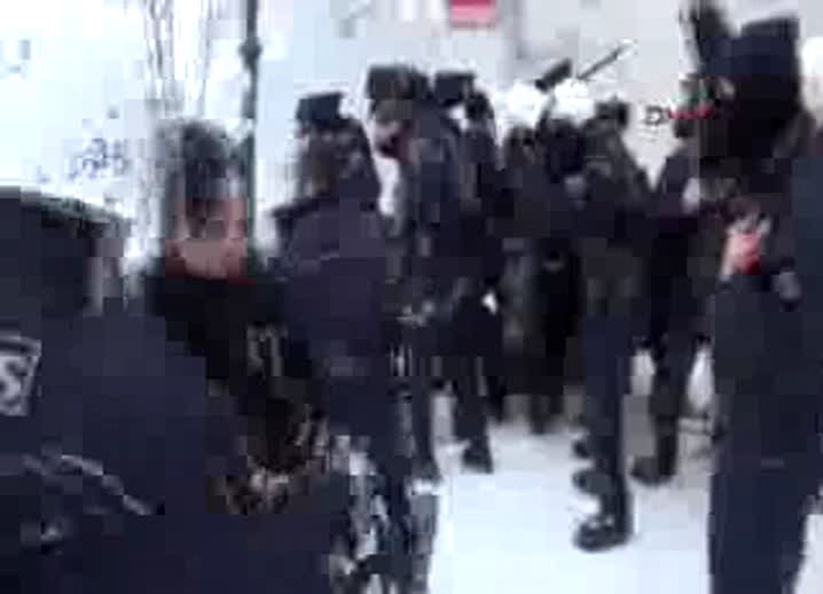 Kars\'ta Göstericiler Taş Attı, Polis Müdürünün Başı Yarıldı
