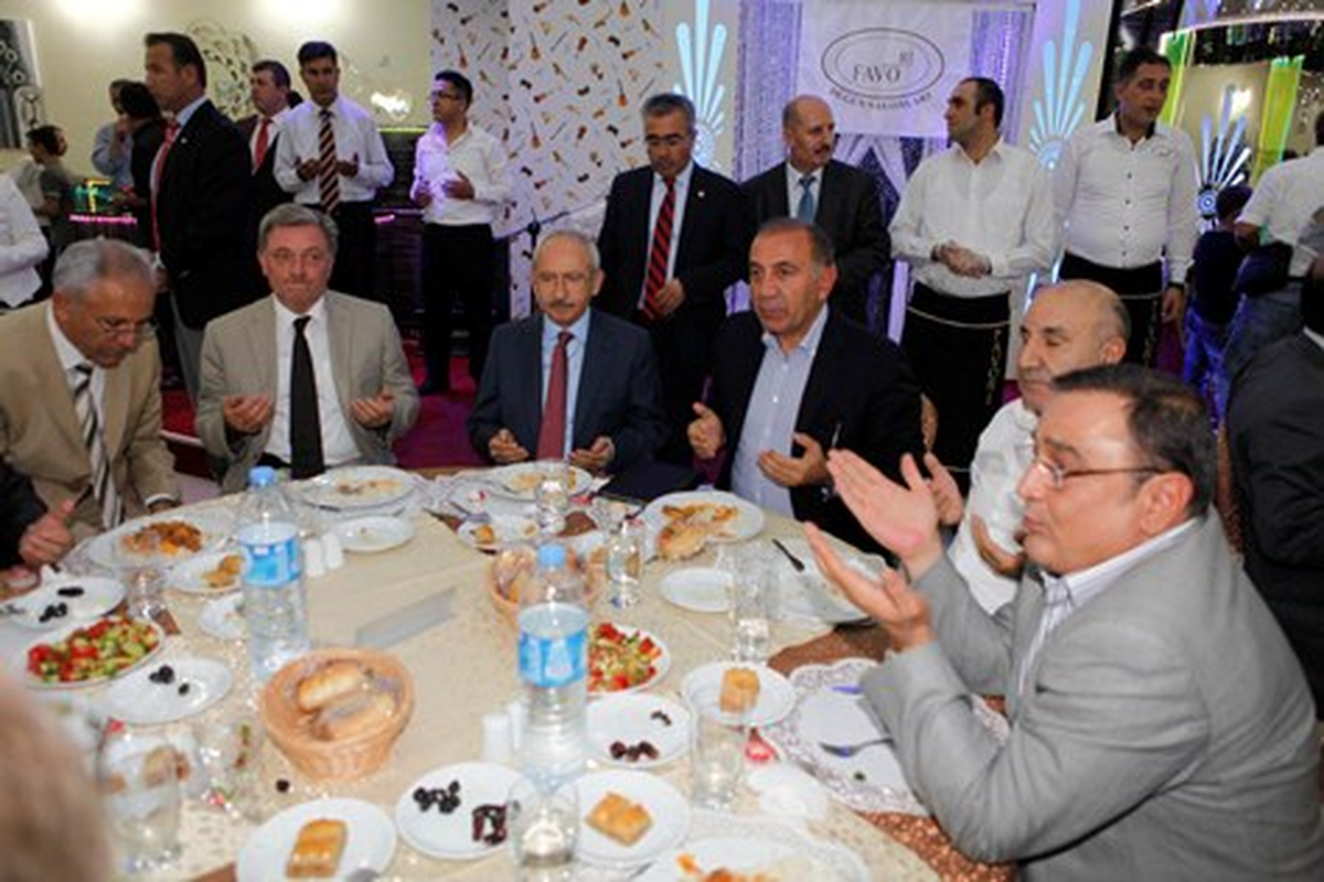 Kılıçdaroğlu, Partililerle Restoranda Akşam Yemeğinde Buluştu