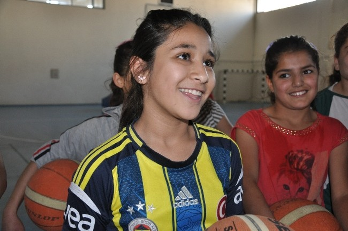 Kız Öğrenciler Basketbol ile Zaman Geçiriyor