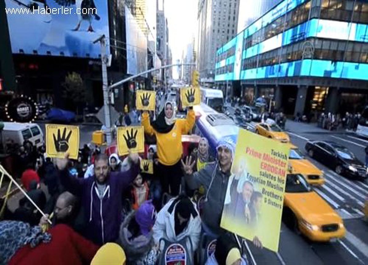 New York sokaklarında "Rabia" selamı