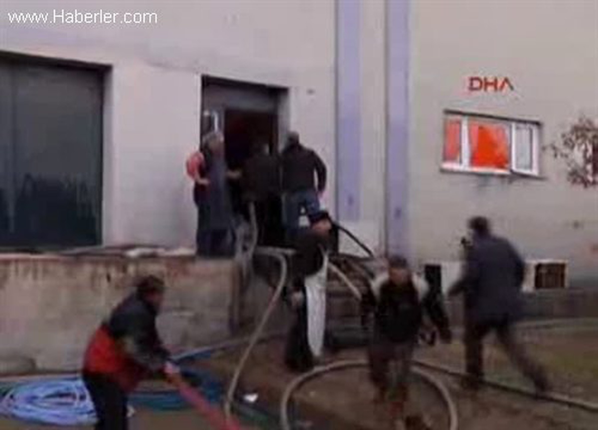 Niğde\'de İplik Fabrikasının Deposunda Yangın