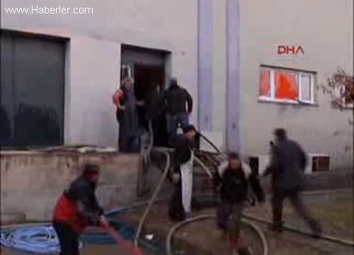 Niğde\'de Organize Sanayi Bölgesinde Bulunan Bir İplik Fabrikasının Deposunda Yangın Çıktı.