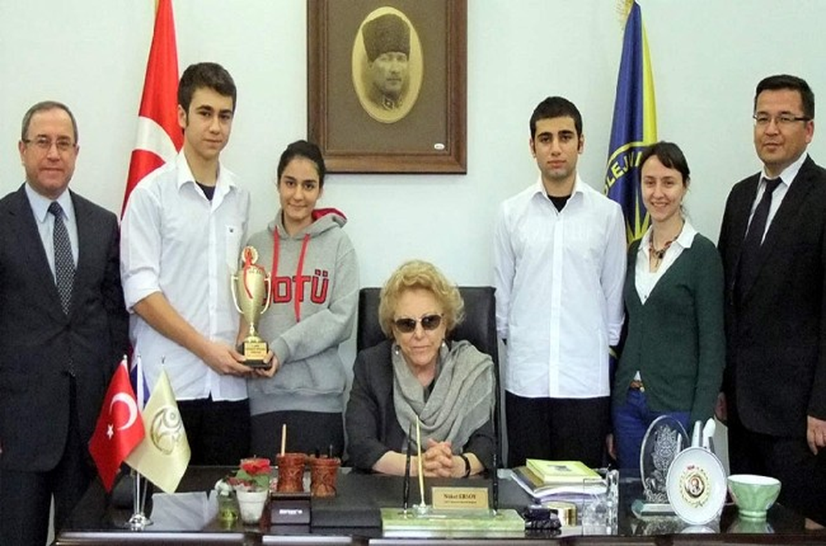 Nüket Ersoy Gkv\'nin Münazara Şampiyonlarını Kutladı