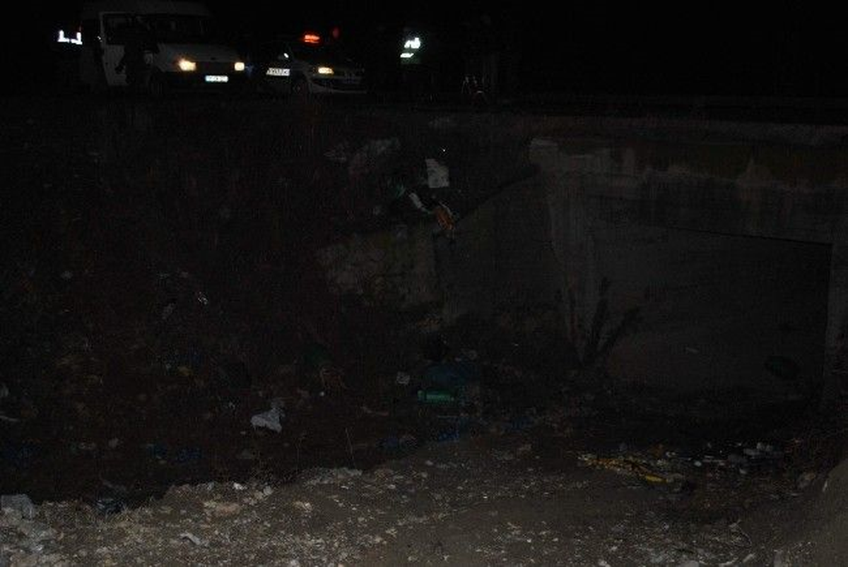 Otomobil Dereye Devrildi: 3 Ölü, 1 Yaralı