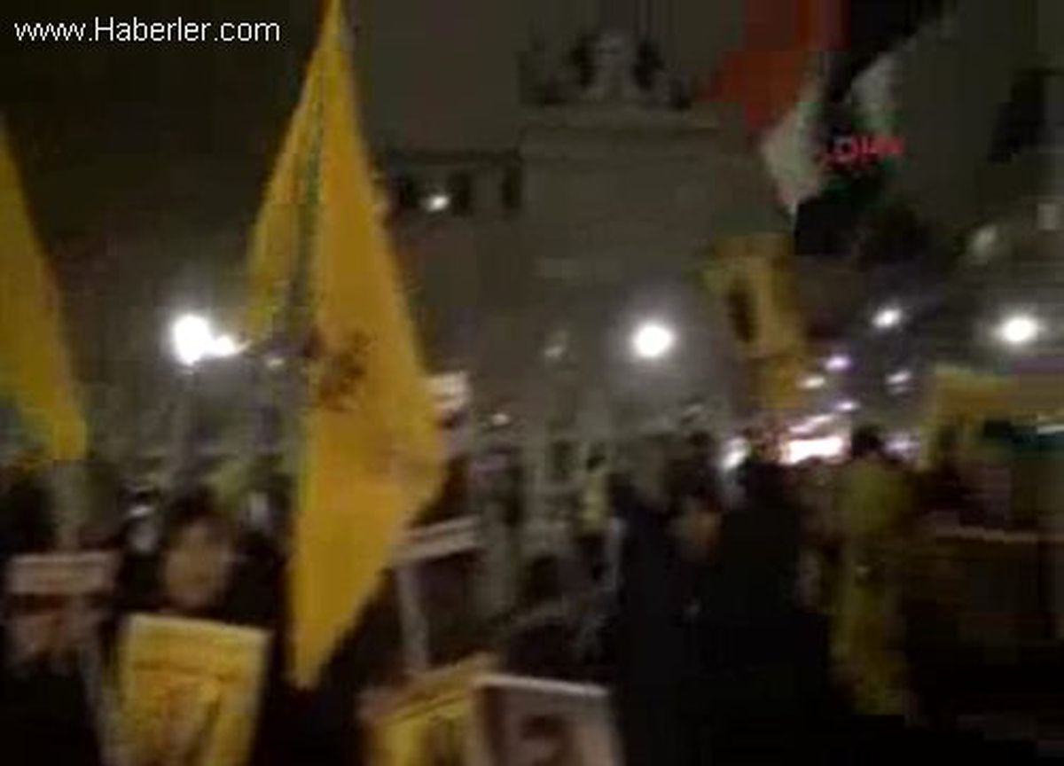 Paris\'te Mursi\'ye Destek Gösterisi