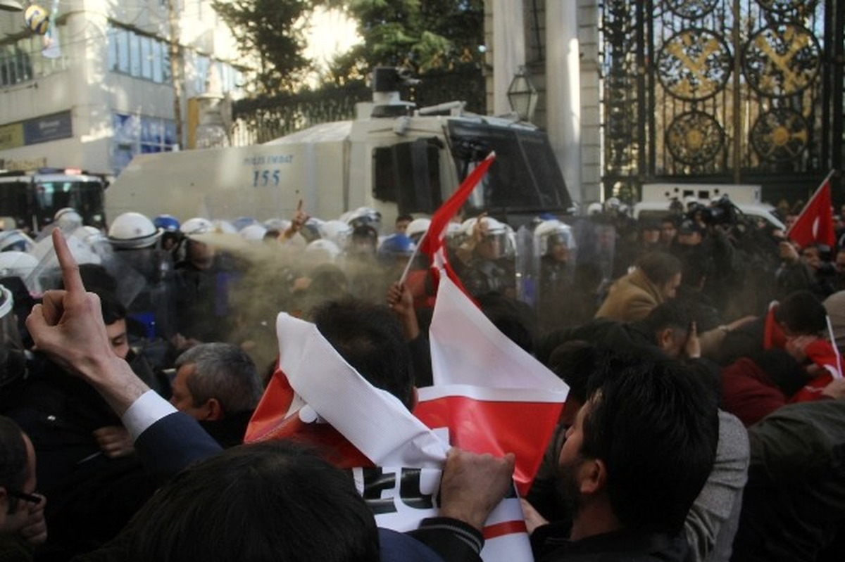 Alperenlere Polisten Gazlı Müdahale