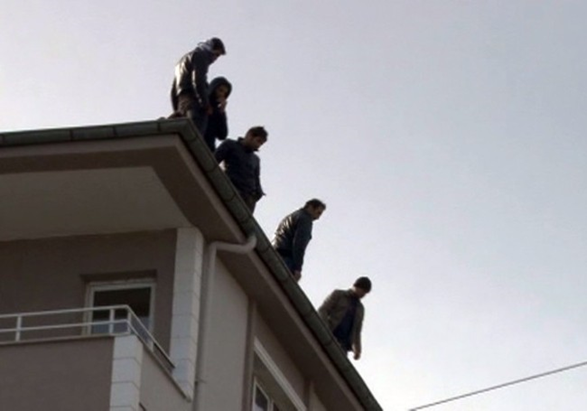 Tekirdağ\' da Paralarını Alamayan İşçiler 5 Katlı Apartmanın Çatısına Çıktı
