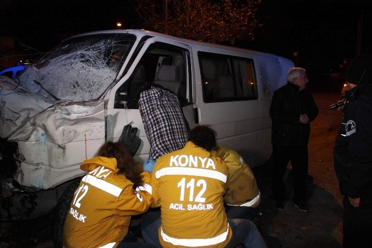 Tır ile Çarpışan Minibüs Sürücüsünün Ayakları Araçta Sıkıştı