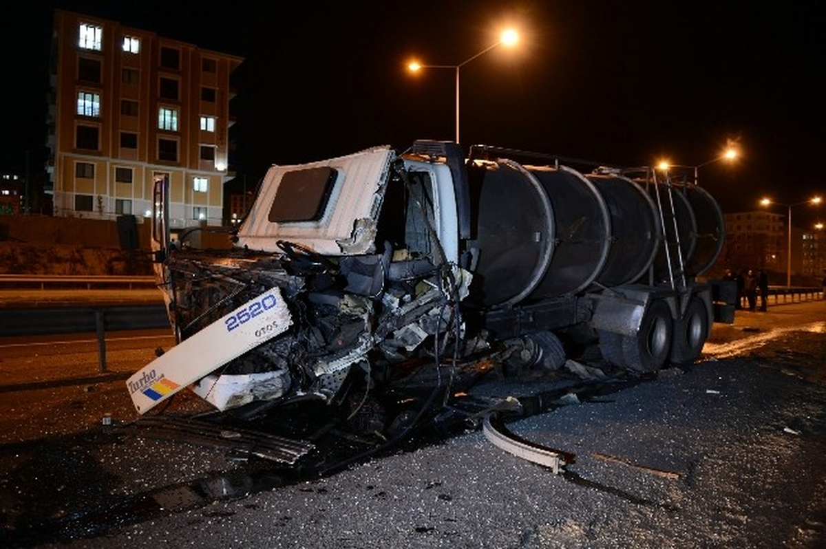 Tır ile Kamyon Çarpıştı: 2 Yaralı