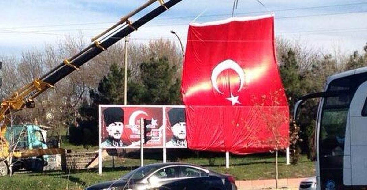 \'Türkistan\'a Hoşgeldiniz\' Afişine Atatürk\'lü Kamuflaj