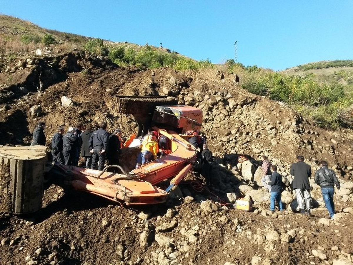 Uçuruma Yuvarlanan İş Makinesinin Operatörünü Emniyet Kemeri Kurtardı