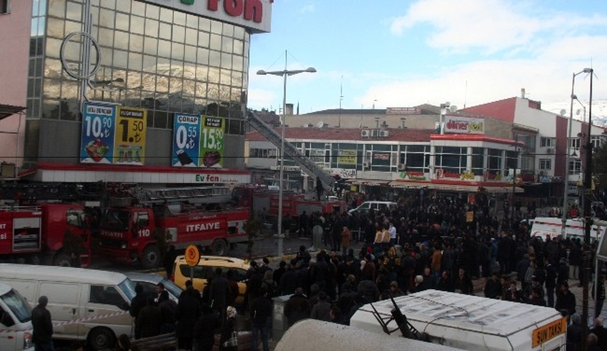 Yangına Giden İtfaiyeci Polisle Tartışınca Gözaltına Alındı