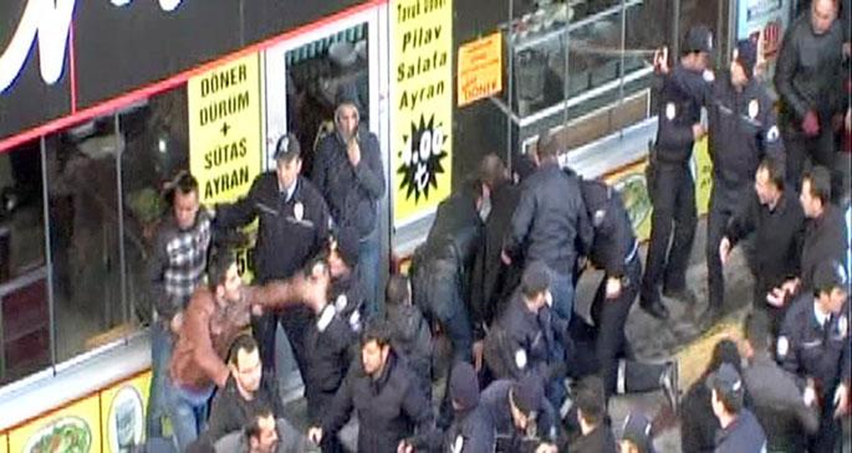 Yangına Müdahale Eden İtfaiyecilere Biber Gazı