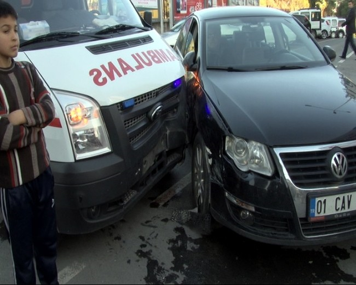 Yaralı Taşıyan Ambulans Kaza Yaptı