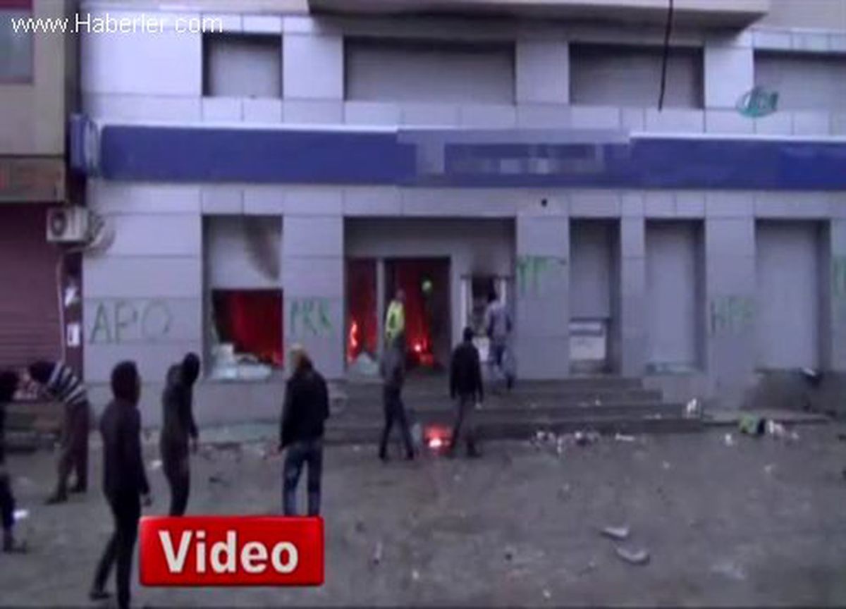 Yüksekova\'da Banka Şubesi Ateşe Verildi