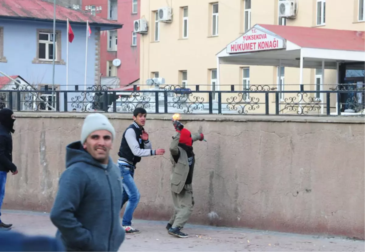 Yüksekova Hükümet Konağı\'na Motoloflu Saldırı