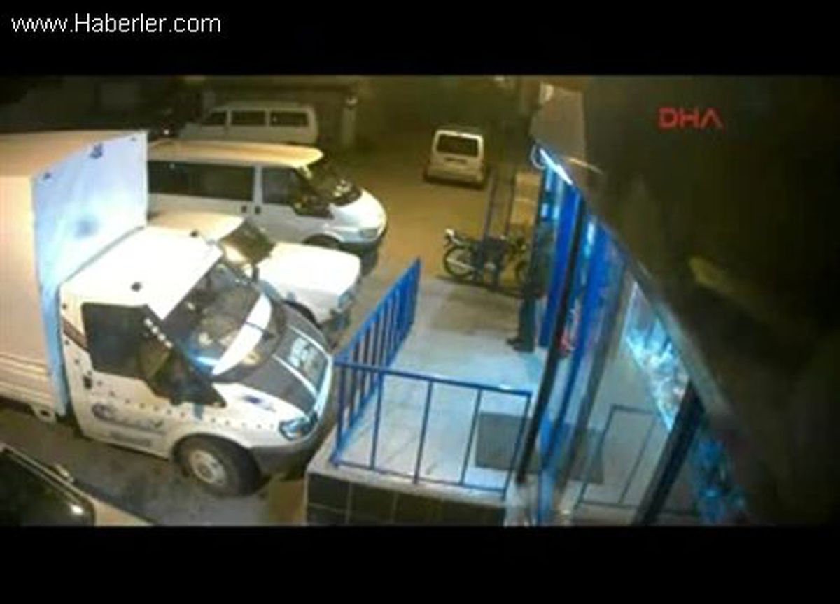 3 Maskelinin Tabancayla Soygun Girişimi Kamerada