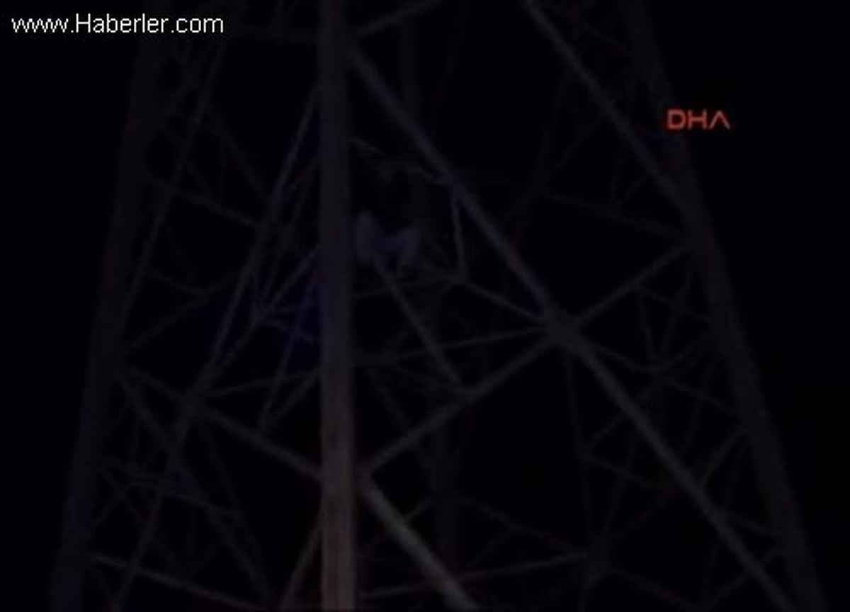 Antalya Çocuklarını Göremeyince 3\'üncü Kez Direğe Çıktı