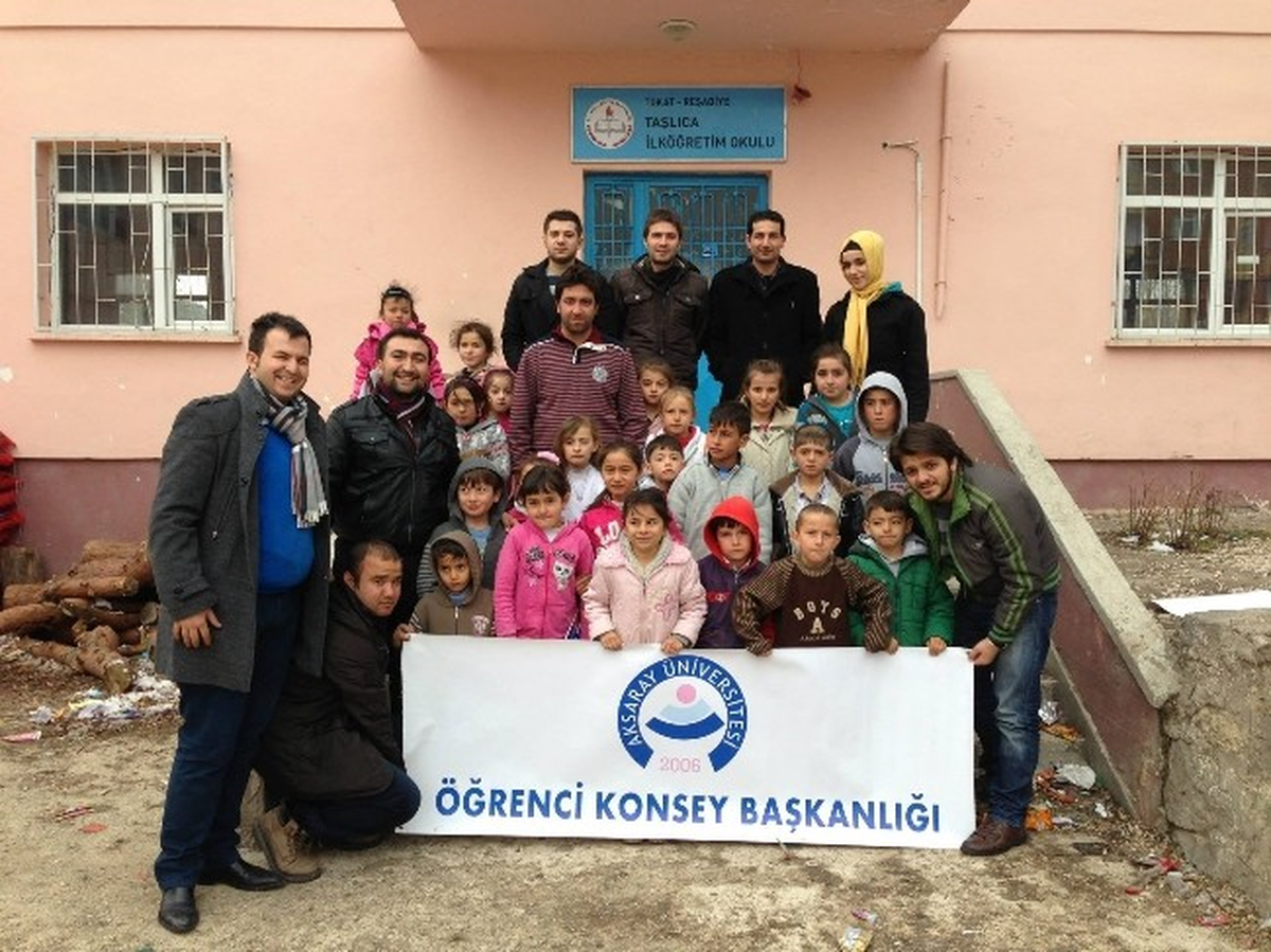 Asü\'lü Öğrencilerden Miniklere Yardım