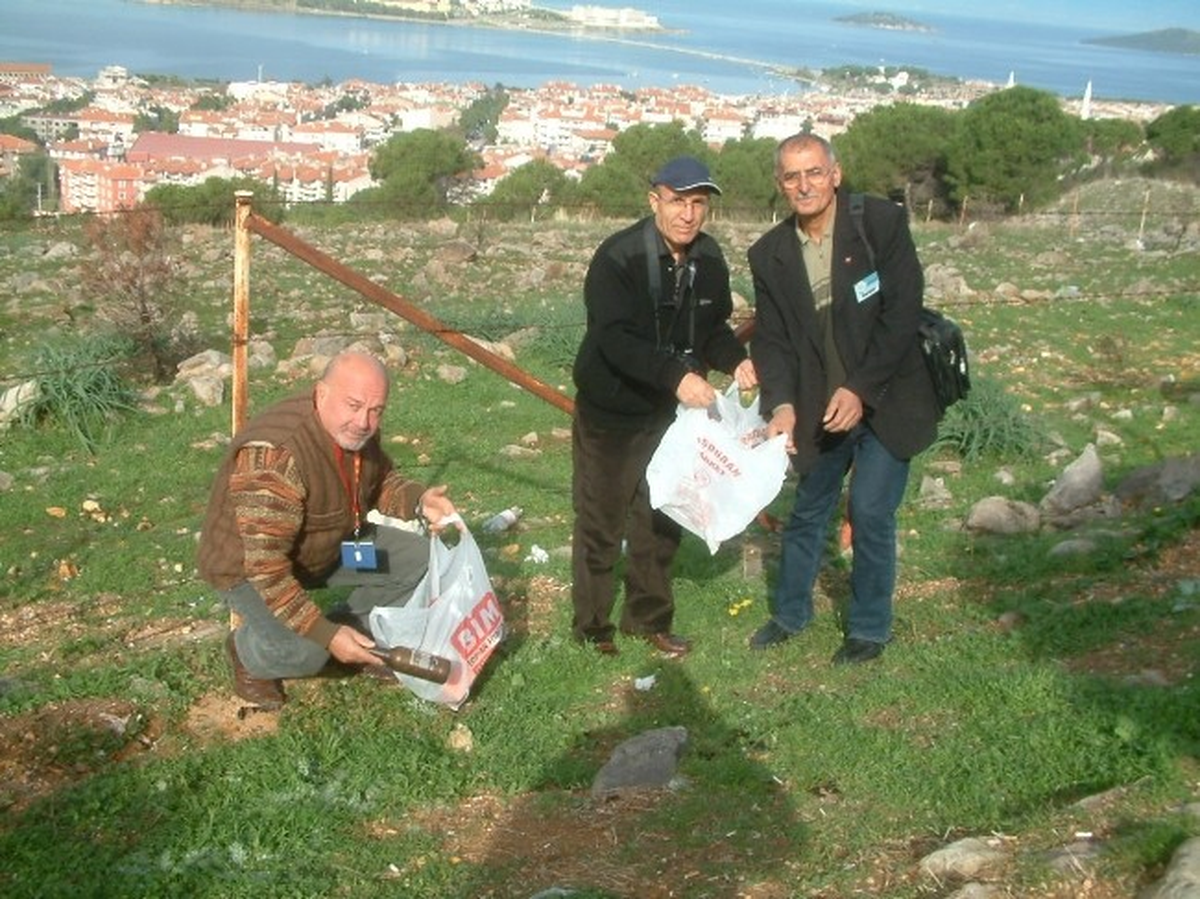 Ayvalık\'ta Çevreciler Çöp Topladı