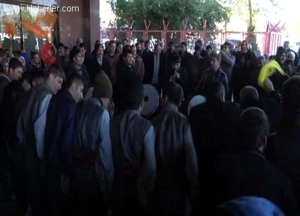 Bakan Eker ve Galip Ensarioğlu sevgi gösterisiyle karşılandı