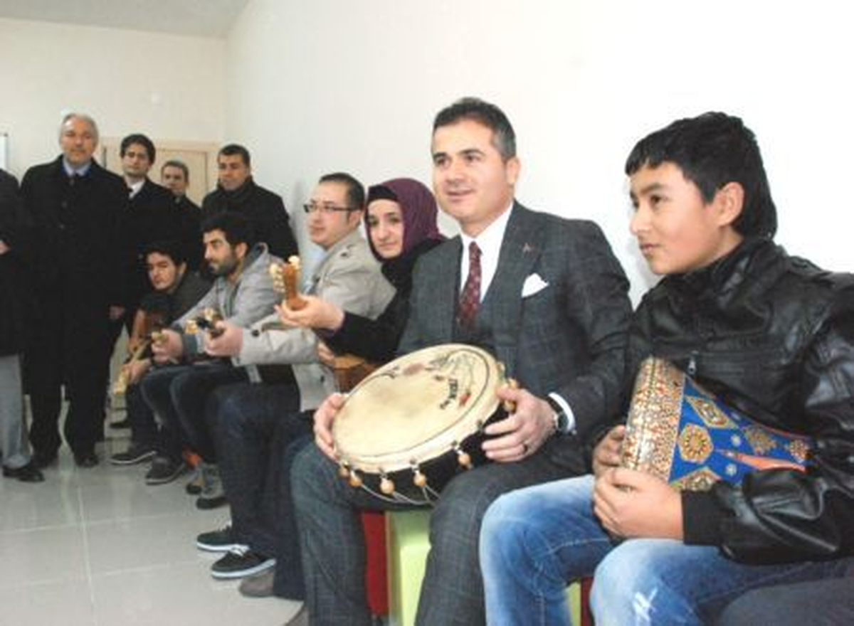 Bakan Suat Kılıç Tef Çaldı